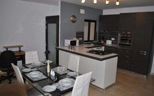 Maisonette sur un niveau à Xemxija