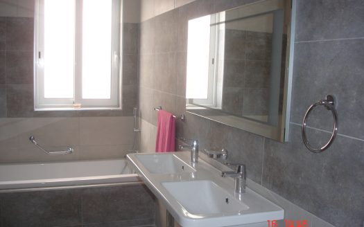 Maisonette sur un niveau à Manikata